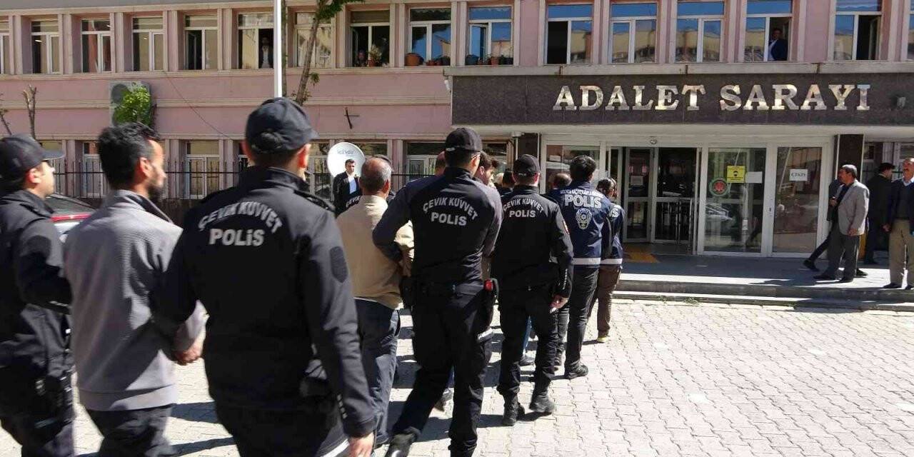 Göçmen kaçakçılığından gözaltına alınan 2 kişi tutuklandı