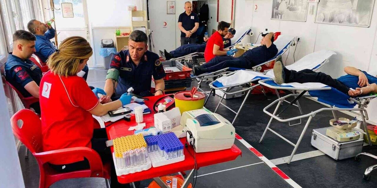 Cide’de jandarmadan kan bağışı