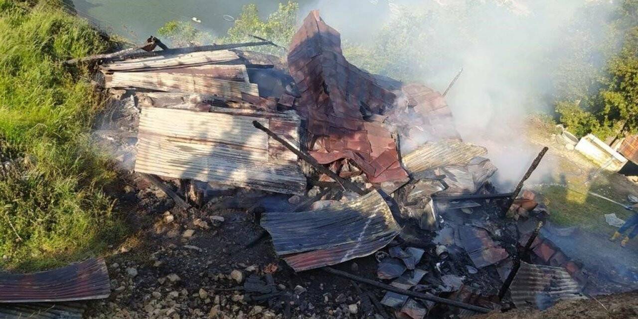 Ahır ve merek olarak kullanılan 2 katlı binada yangın çıktı