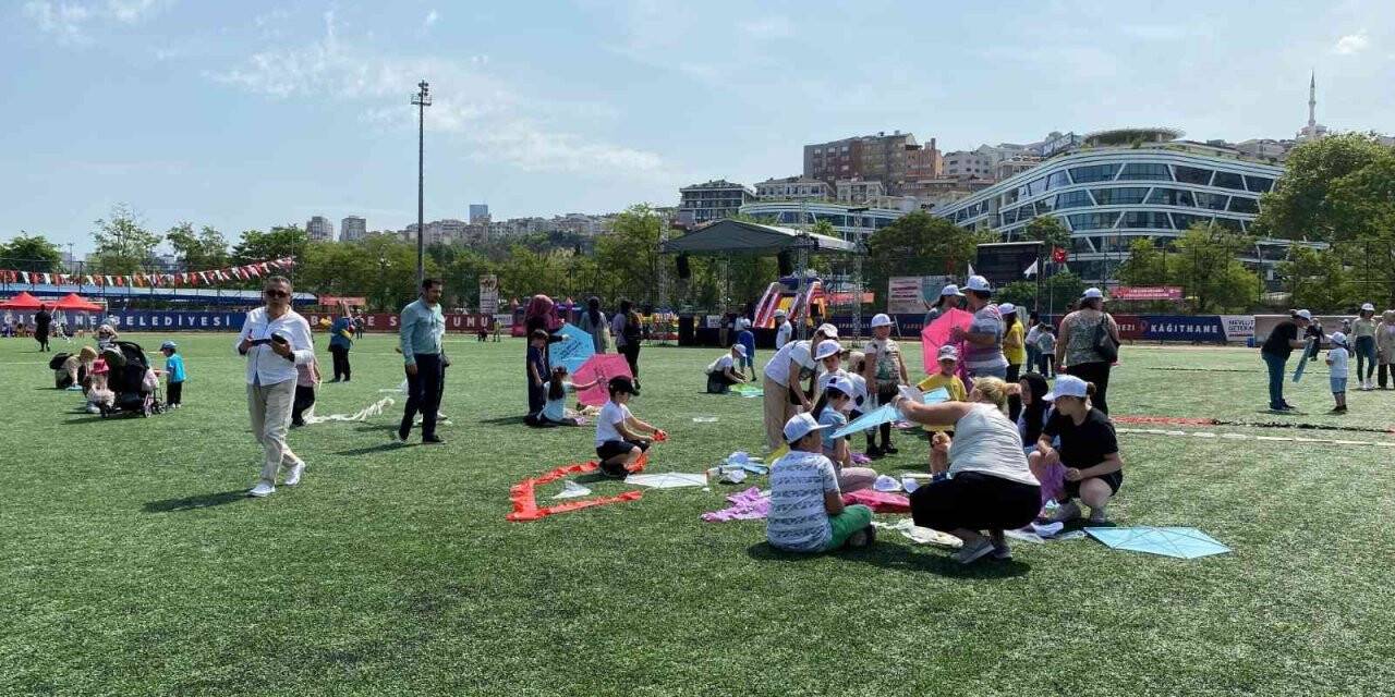 Kağıthane’de düzenlenen uçurtma şenliği renkli görüntüler oluşturdu