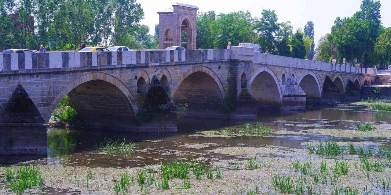 Sıcaklığın vurduğu Edirne’deki nehir dibi gördü