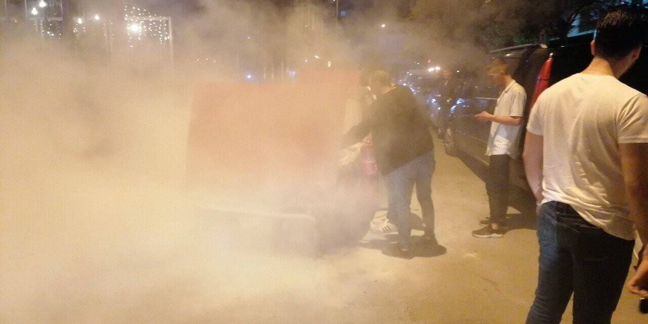 Otomobilinin yandığını fark etmeyen sürücü, vatandaşların uyarısıyla faciadan kurtuldu