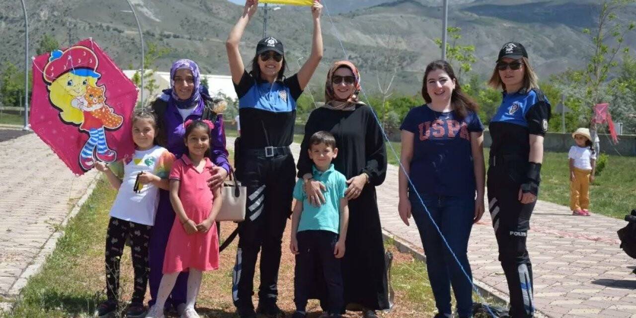 Polisler çocuklarla çocuk oldu