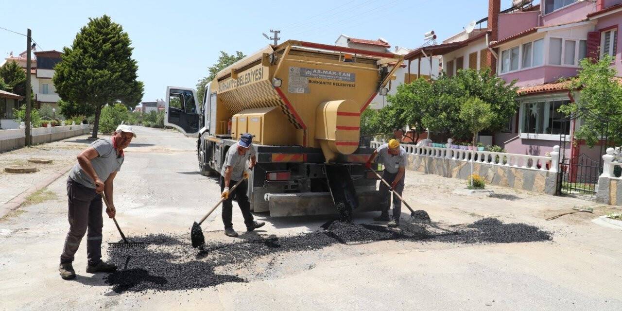 Burhaniye’de bozulan yollar asfaltlanıyor