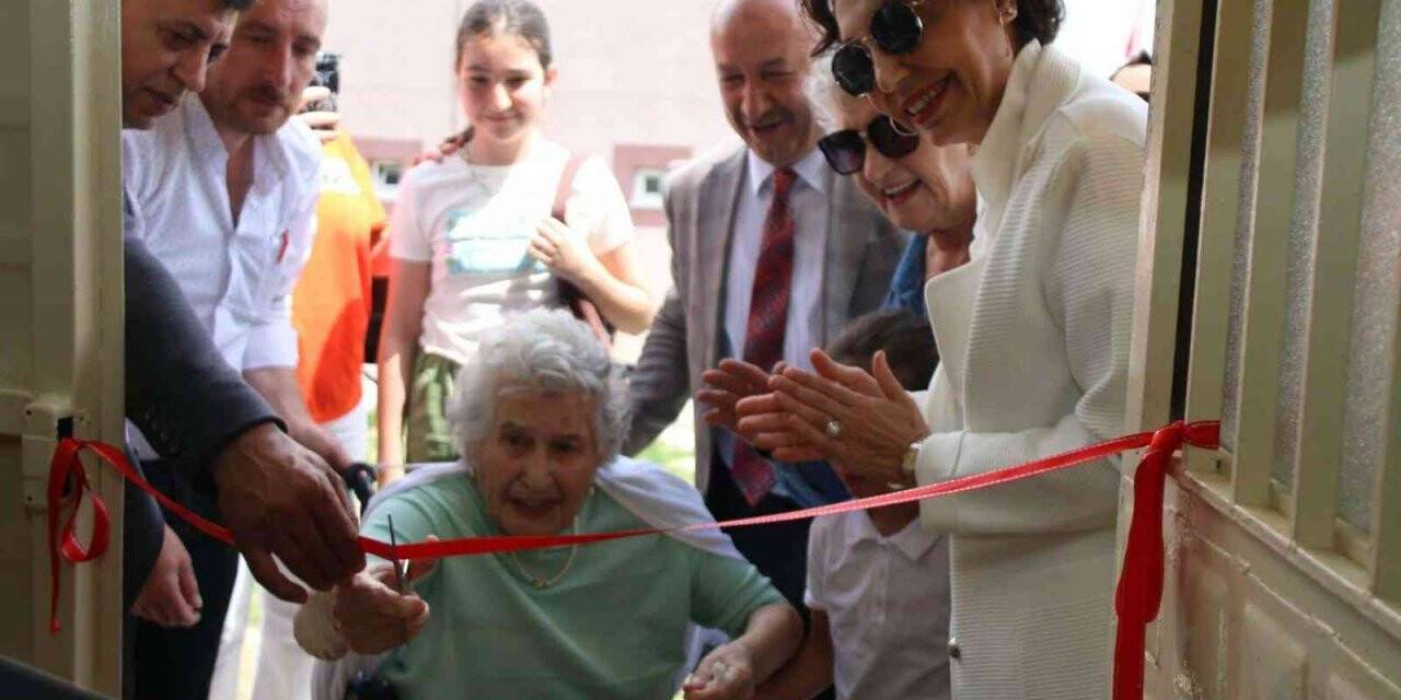 Kütahya Enne İlkokuluna hayırseverden kütüphane