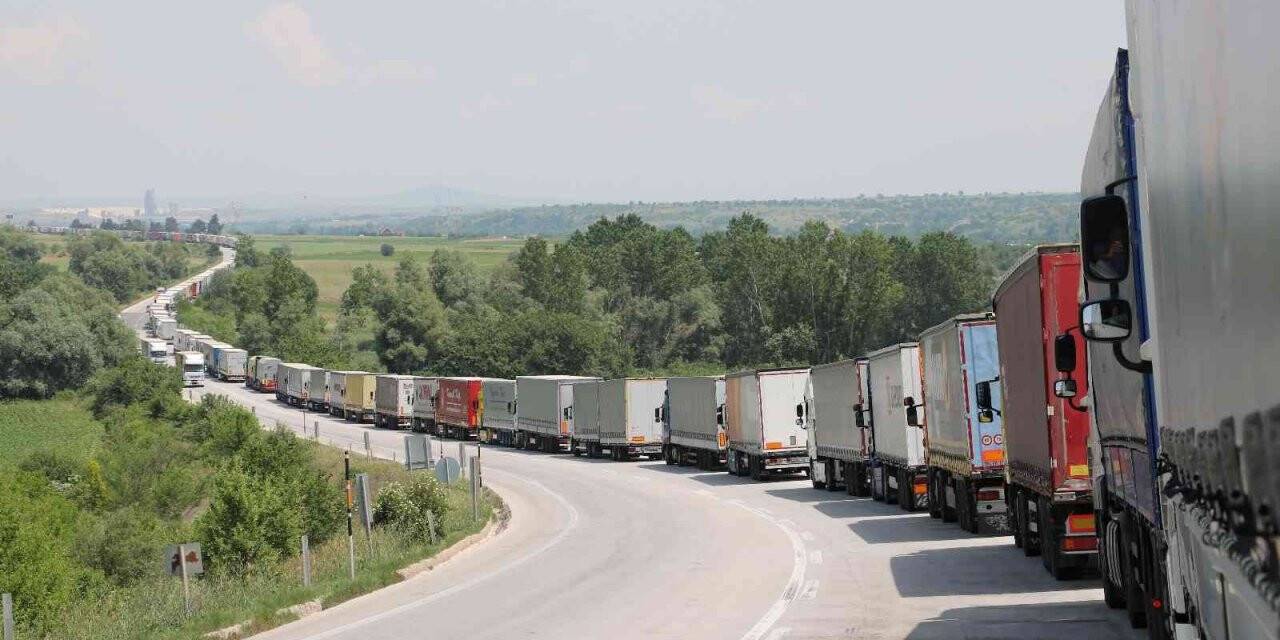 Gümrükte tır kuyruğu 40 kilometreyi aştı