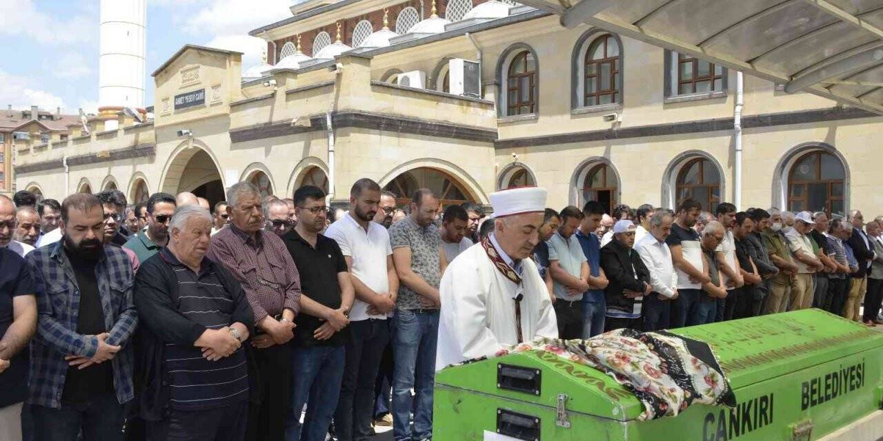 Antalya’daki feci kazada ölen Derya öğretmen ve kızı Defne son yolculuğuna uğurlandı