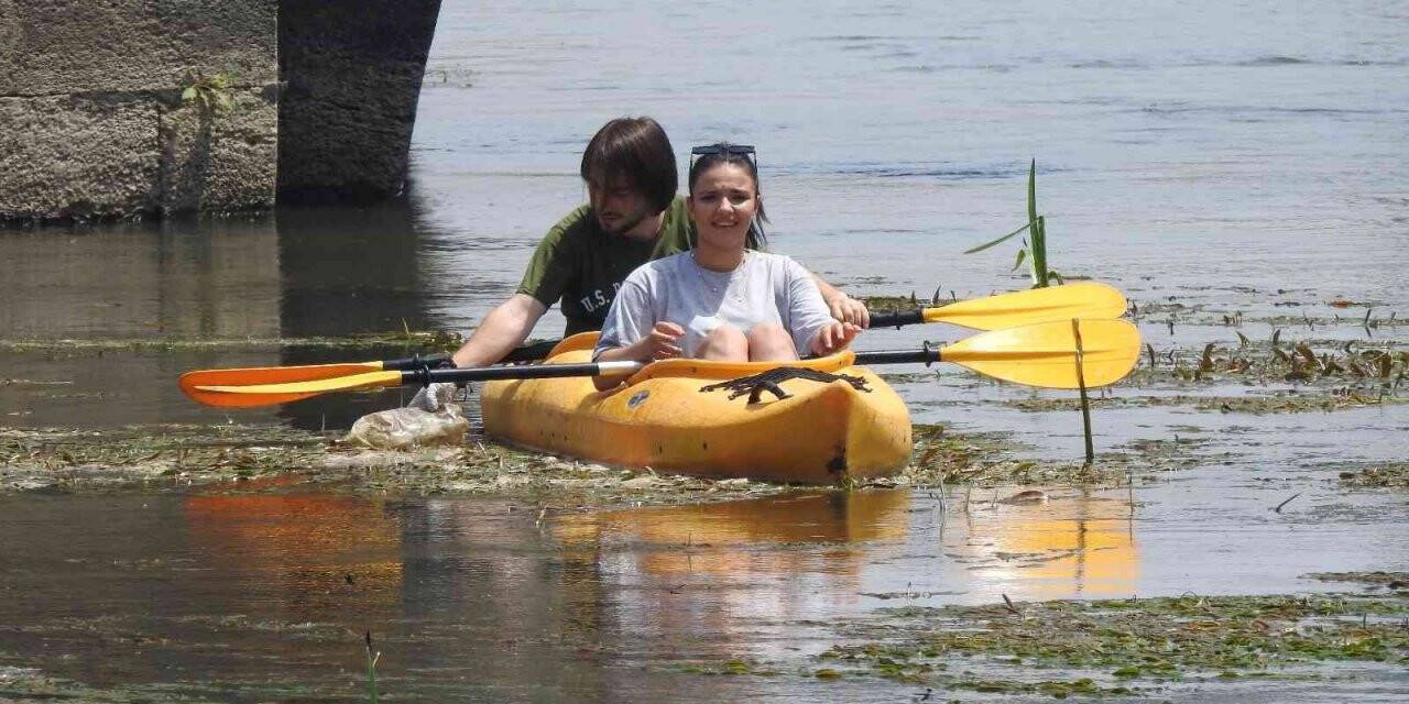 Çevreci gençler kano ile Tunca Nehri’ndeki çöpleri topladı