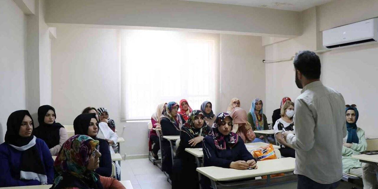 Millet evlerindeki kursiyerlere uzman semineri