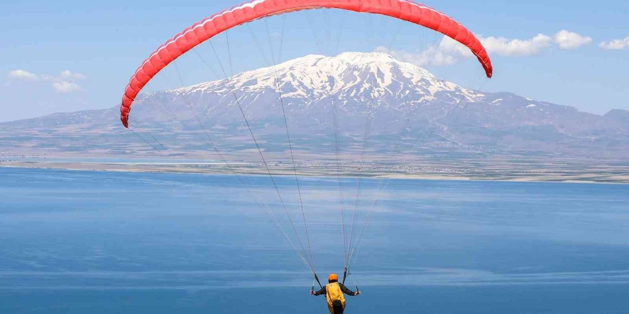 Türkiye Yamaç Paraşütü Şampiyonası, Van Gölü sahillerinde başladı