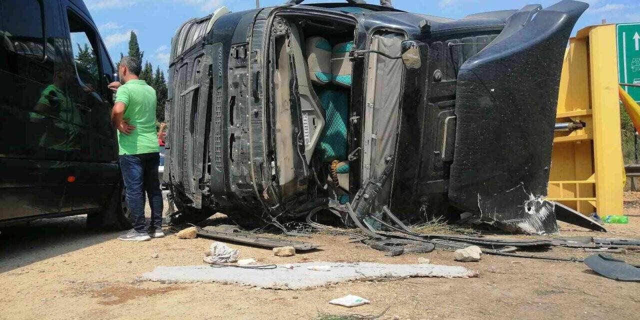 TEM’de bariyerlere çarpan hafriyat yüklü kamyon devrildi