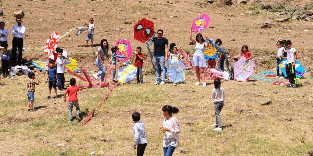 Cizre’de minik öğrencilerin uçurtma keyfi