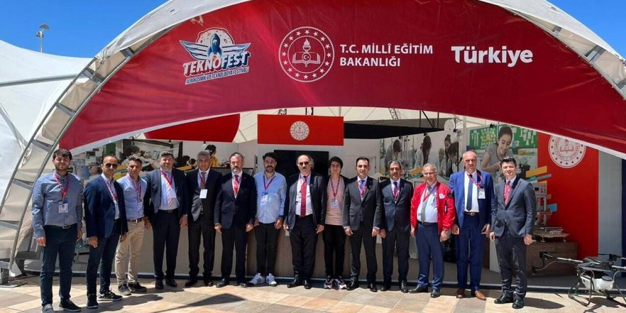 Milli Eğitim Bakanı Özer, TEKNOFEST’te MEB’in standını ziyaret etti