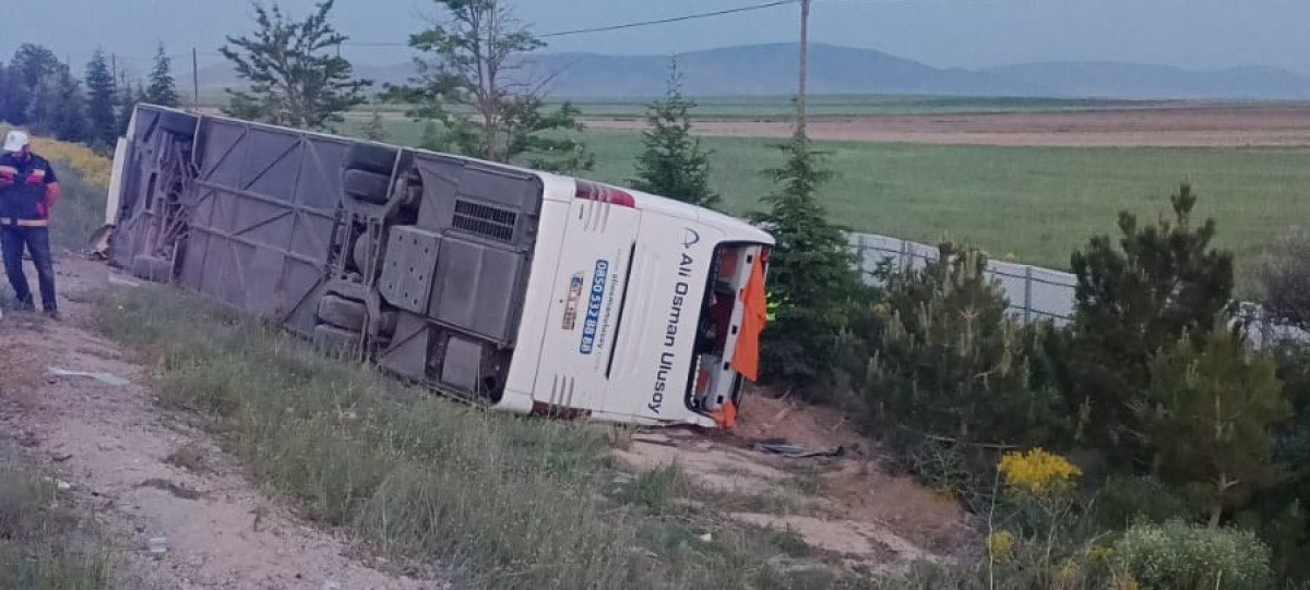Kontrolden çıkan yolcu otobüsü devrildi: 27 yaralı