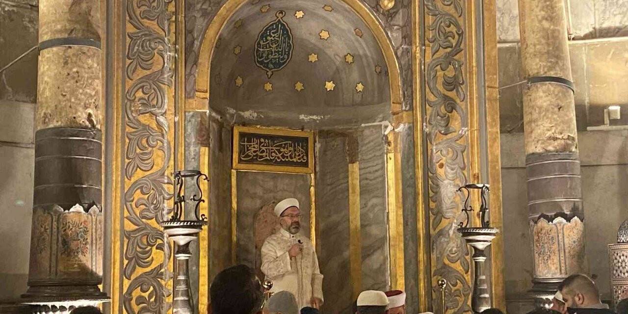 Ayasofya Camii’nde gençler fethin yıldönümünde sabah namazında buluştu