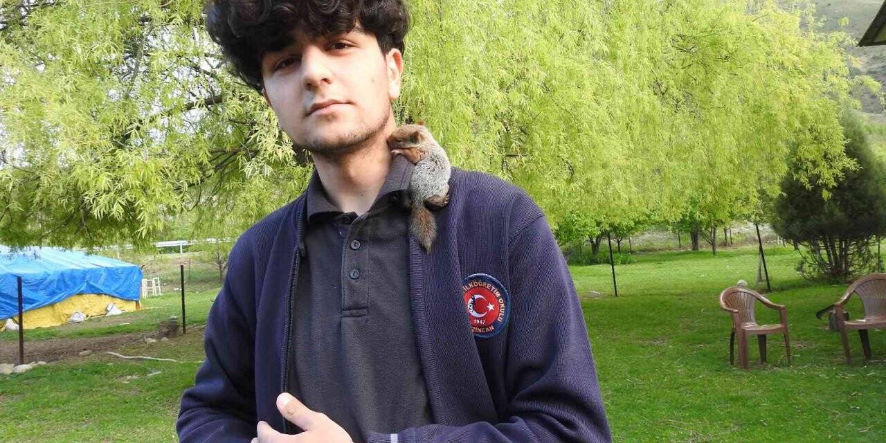 Şırıngayla beslediği sincap yavrusu yanından ayrılmıyor