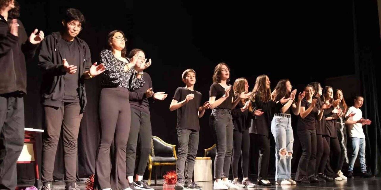 Liseli öğrencilerden anlamlı tiyatro gösterisi