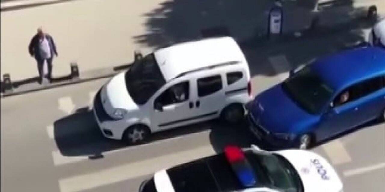 Ataşehir’de ilginç görüntü: Aracını yaya yoluna park etti, geçenlere izin vermedi