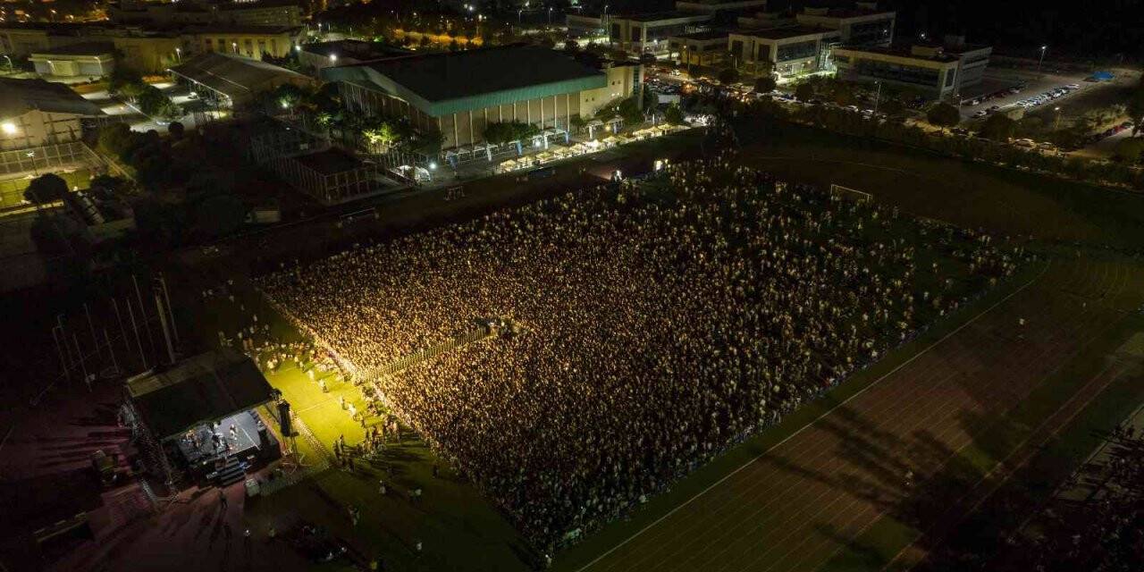 Hande Yener söyledi, DEÜ’lü gençler doyasıya eğlendi