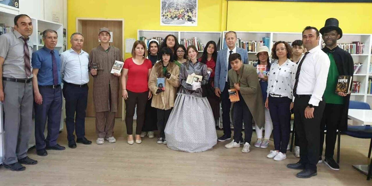 Masal kahramanlarını canlandıran öğrenciler, miniklere kitap sevgisini aşıladı