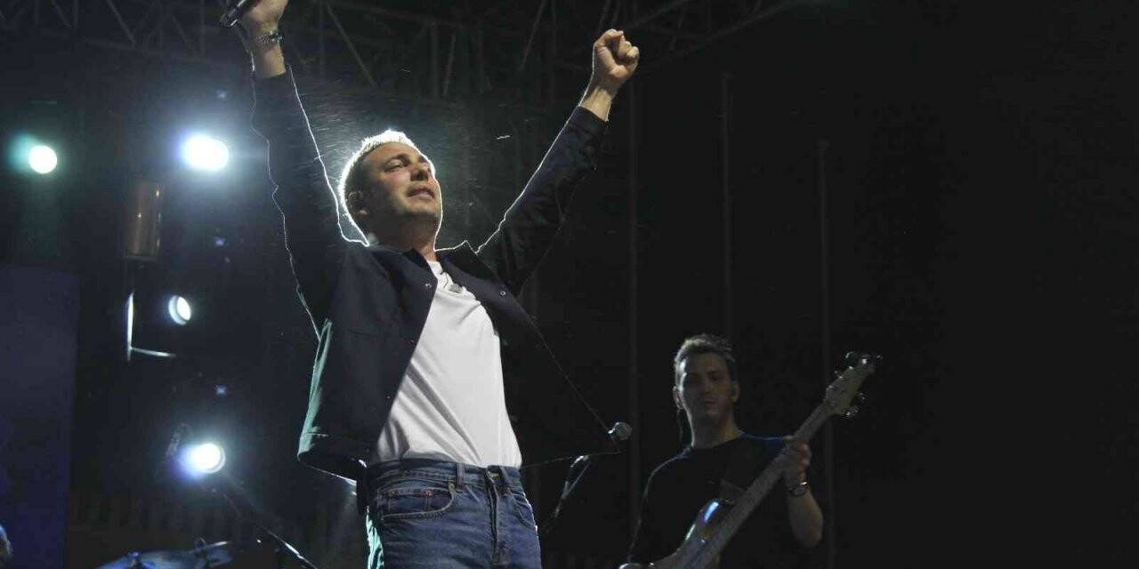 Sağlıkçılar pandeminin yorgunluğunu Oğuzhan Koç konseriyle attı