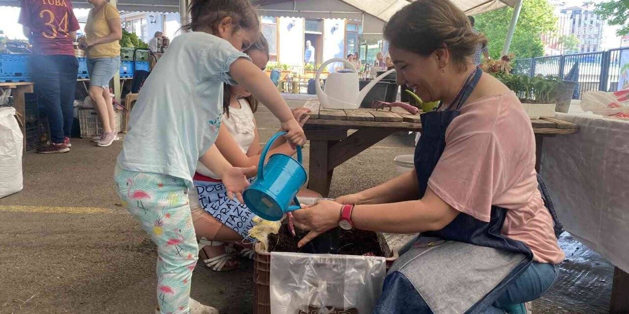 Kartal Ekolojik Pazarda düzenlenen Yaz Şenliği’nde minikler fideleri toprakla buluşturdu