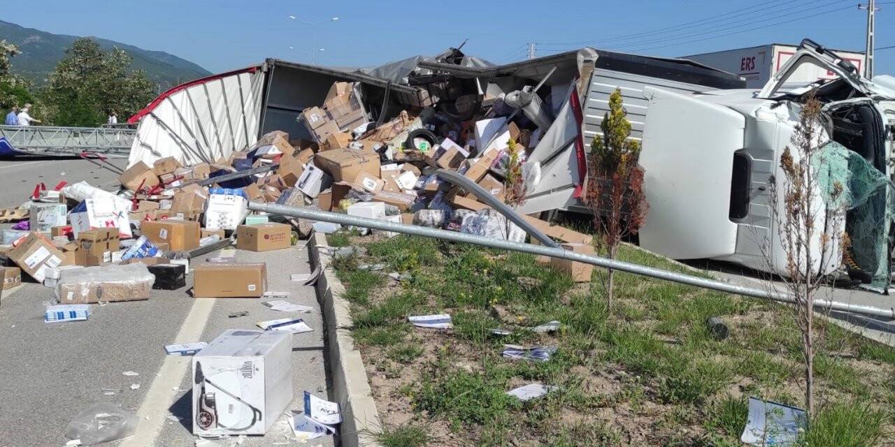 Amasya’da kargo malzemesi taşıyan tır devrildi: 2 yaralı