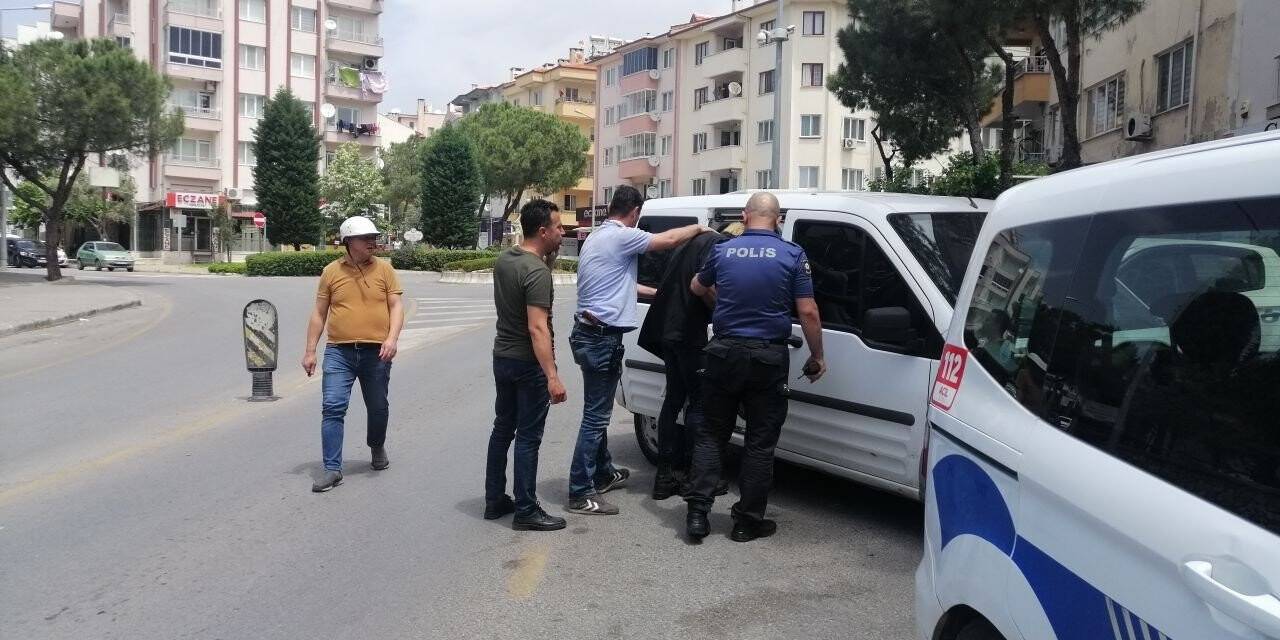 Ayakkabı hırsızları apartman sakinlerine yakalandı