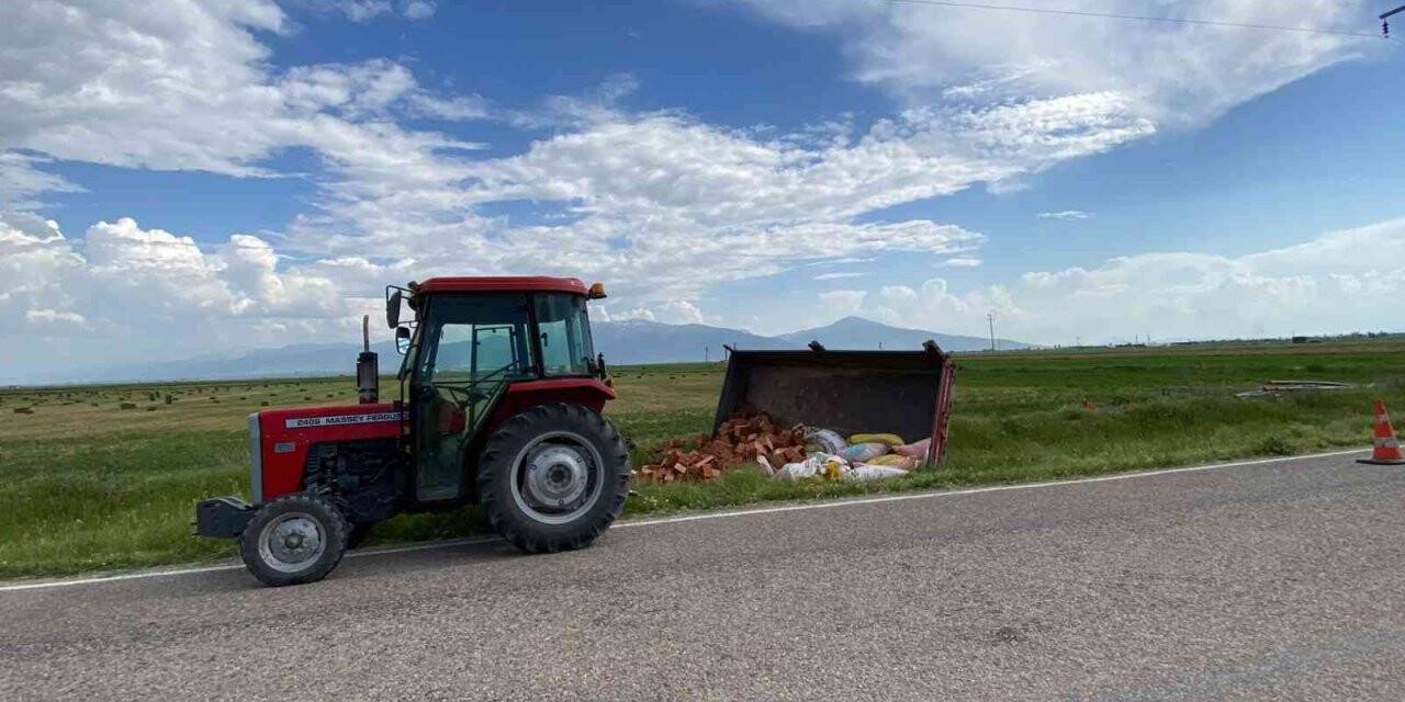Tuğla yüklü traktörün bağlantı demiri koptu