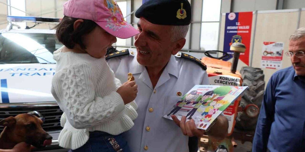 Jandarma komutanı fuarda çocuklara kitap dağıtıp jandarmayı anlattı