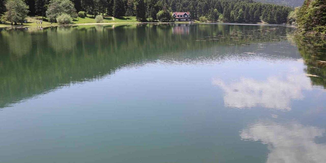 Tatilciler sıcak havada Gölcük Tabiat Parkı’na akın etti