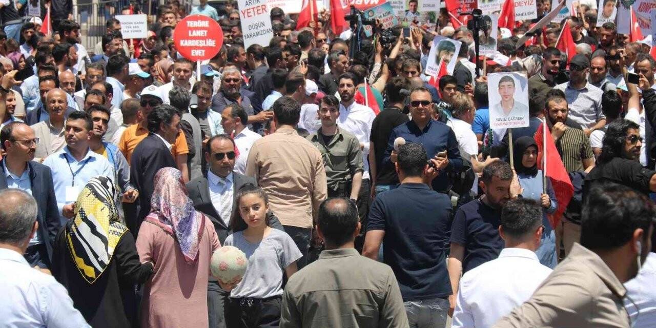 Evlat nöbetinin 1000’inci gününde 10 bin kişiyle yürüyüş