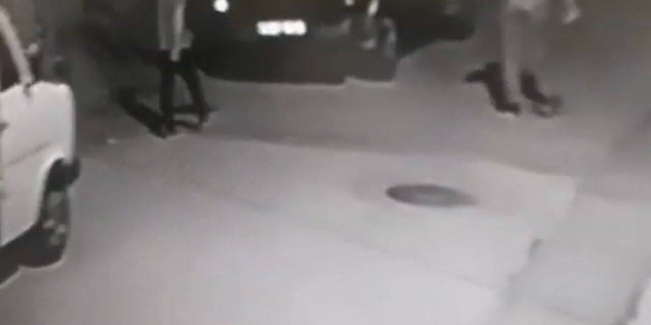 Bekçileri görünce kaçan hırsızlar kamerada