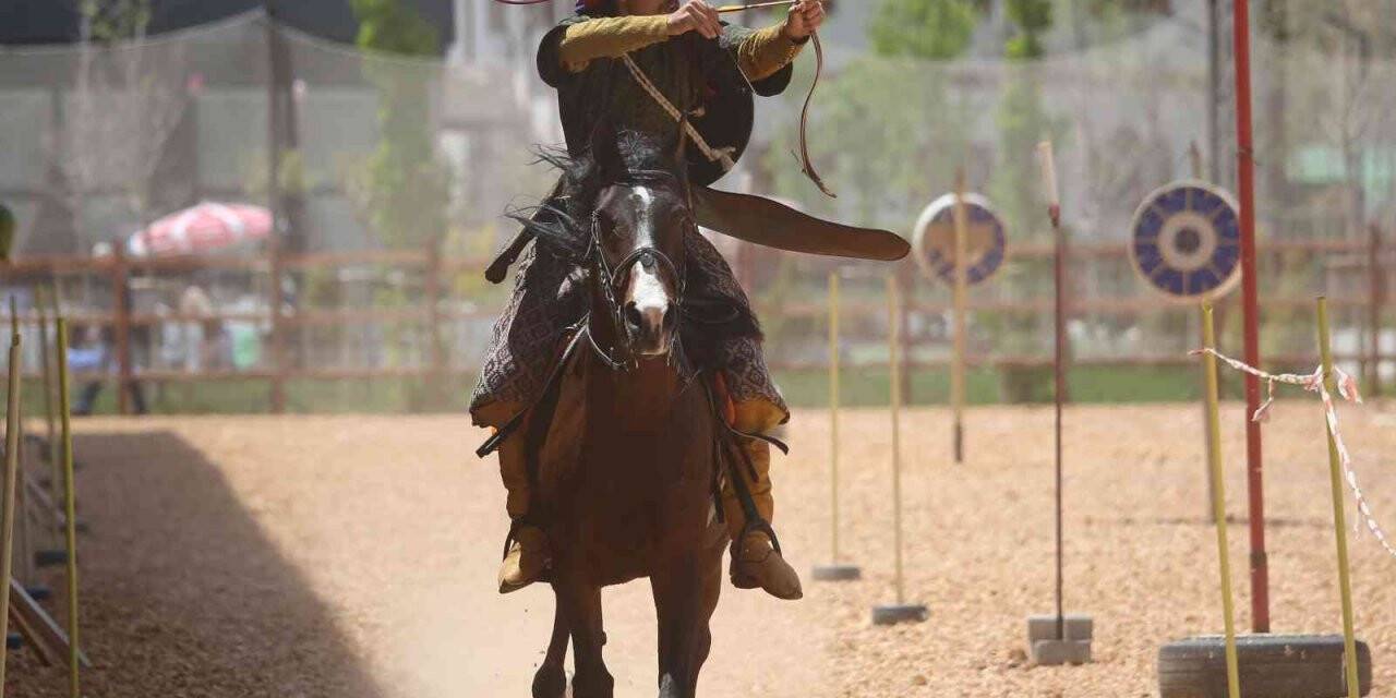 Atlı Okçuluk ve Atlı Cirit gösterisi nefes kesti