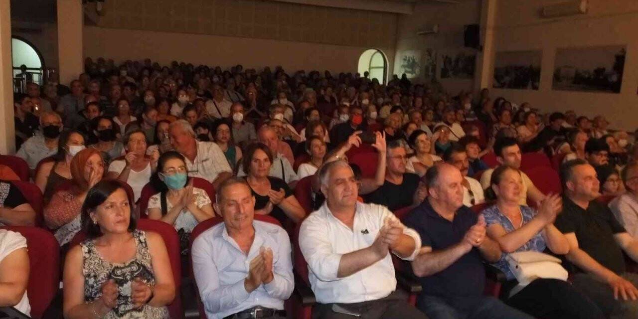 Burhaniye’de Türkülerle Yaza Merhaba konserine büyük ilgi