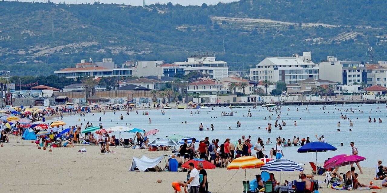 Sıcaklık arttı, tatilciler Çeşme’ye akın etti