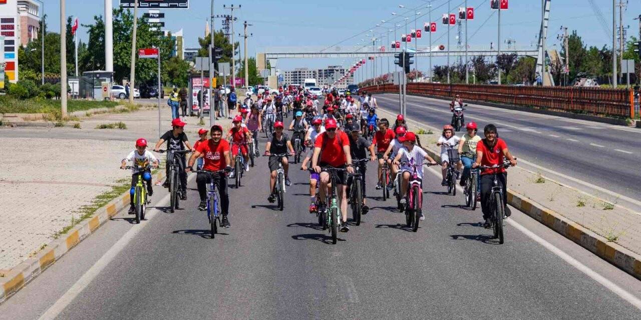 Öğrenciler “Temiz Diyarbakır” için pedal çevirdi