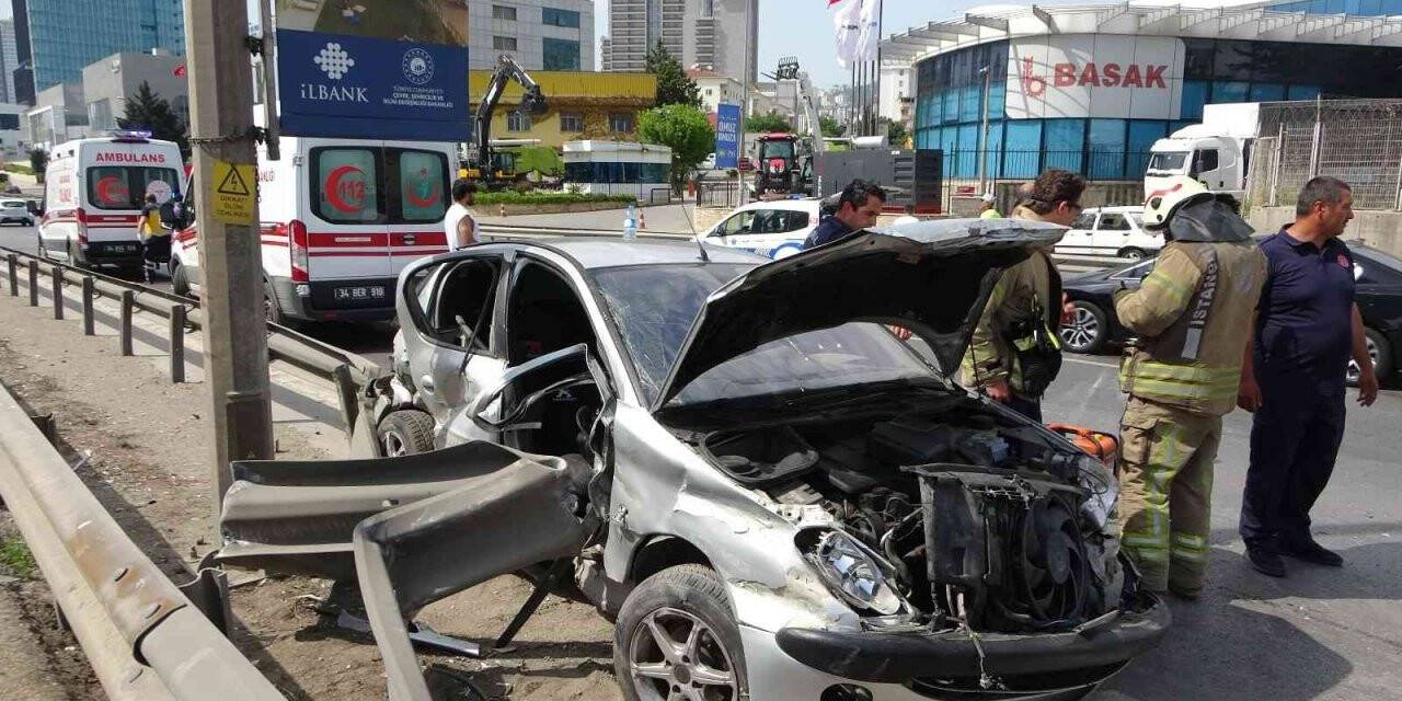 Pendik’te makas atan sürücü demir bariyerlere girdi: 2 yaralı