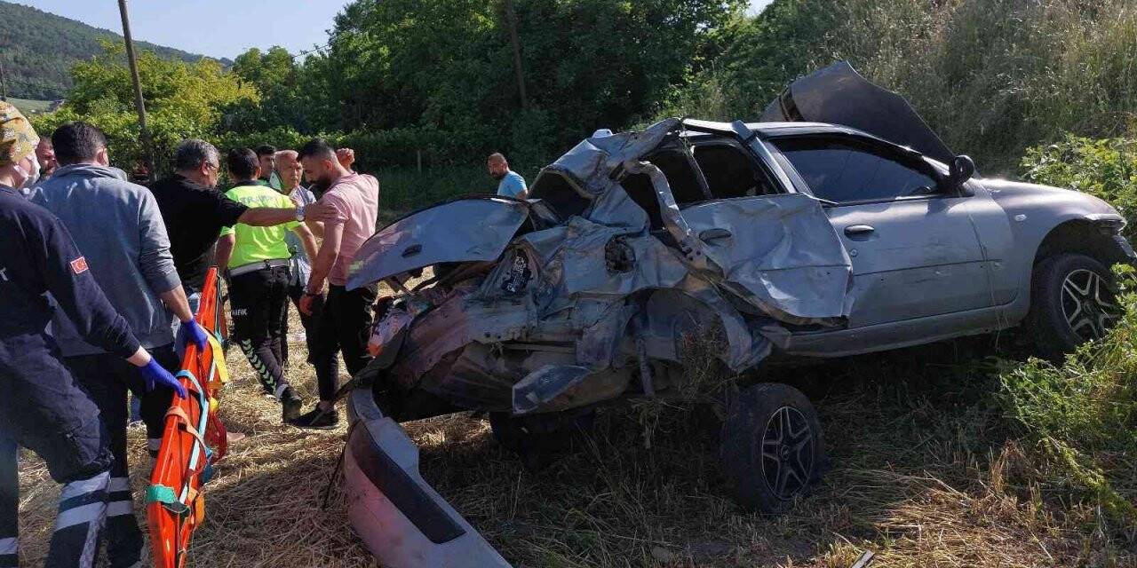 Mevlit dönüşü takla atan otomobil şarampole yuvarlandı: 1’i ağır 4 yaralı