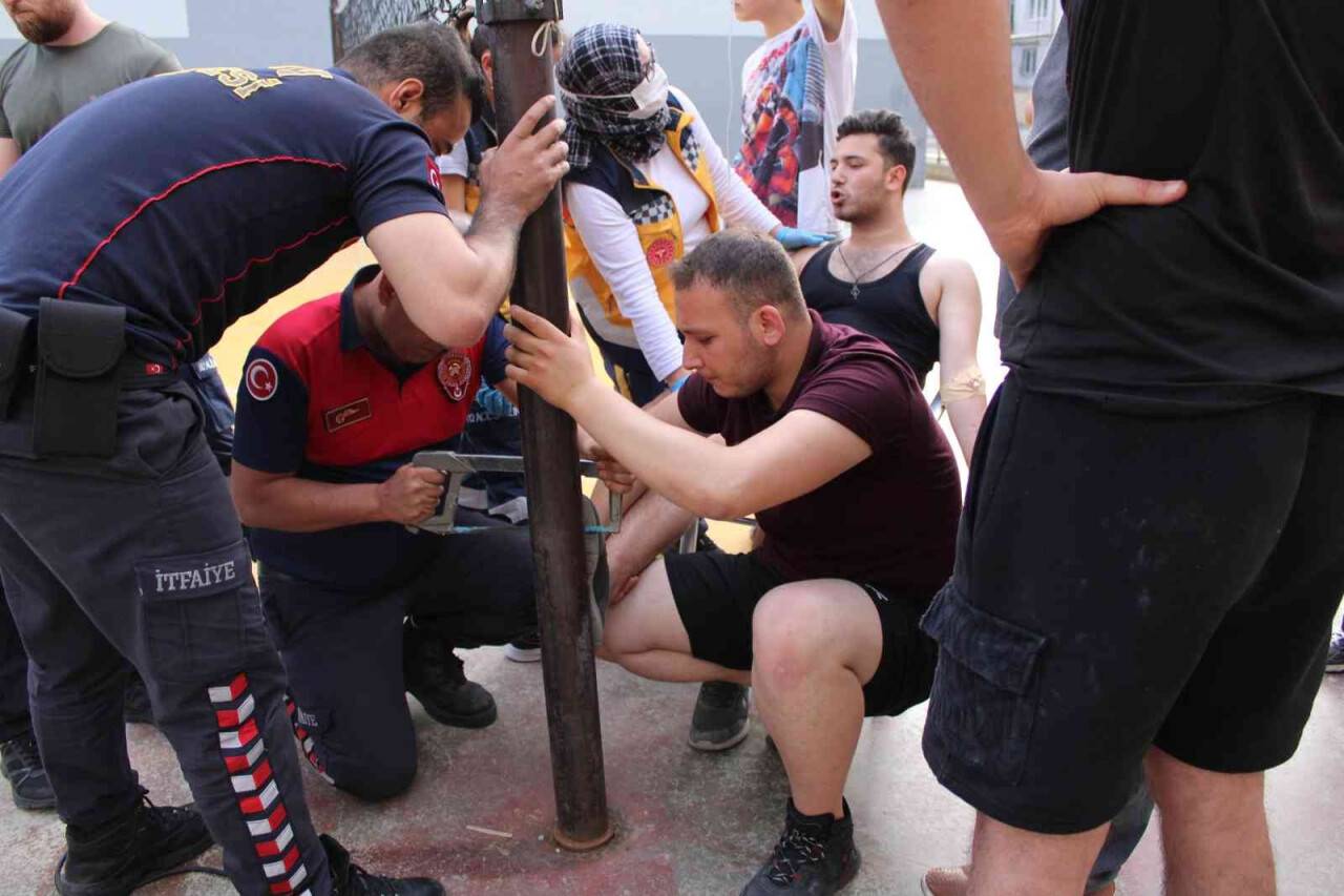 Öfkesine yenildi, ayağı demire saplandı