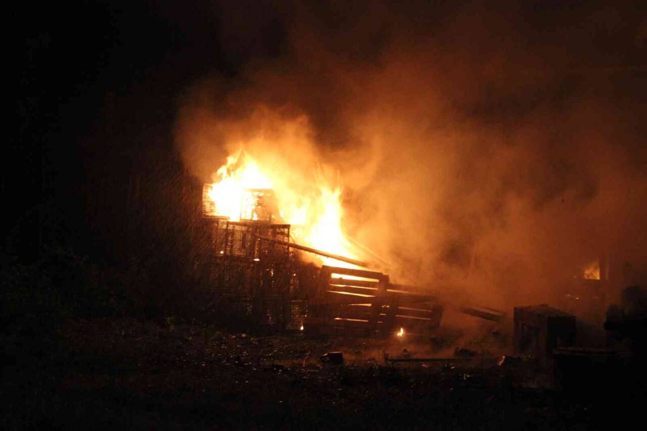 Kereste fabrikasının ahşap kulübesi alev alev yandı