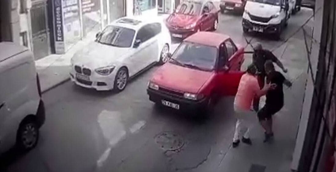 Baba ile oğluna bıçakla saldırdı