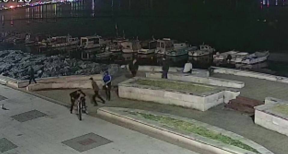 Teknelerden çaldıkları benzini motorsikletlere doldurdular