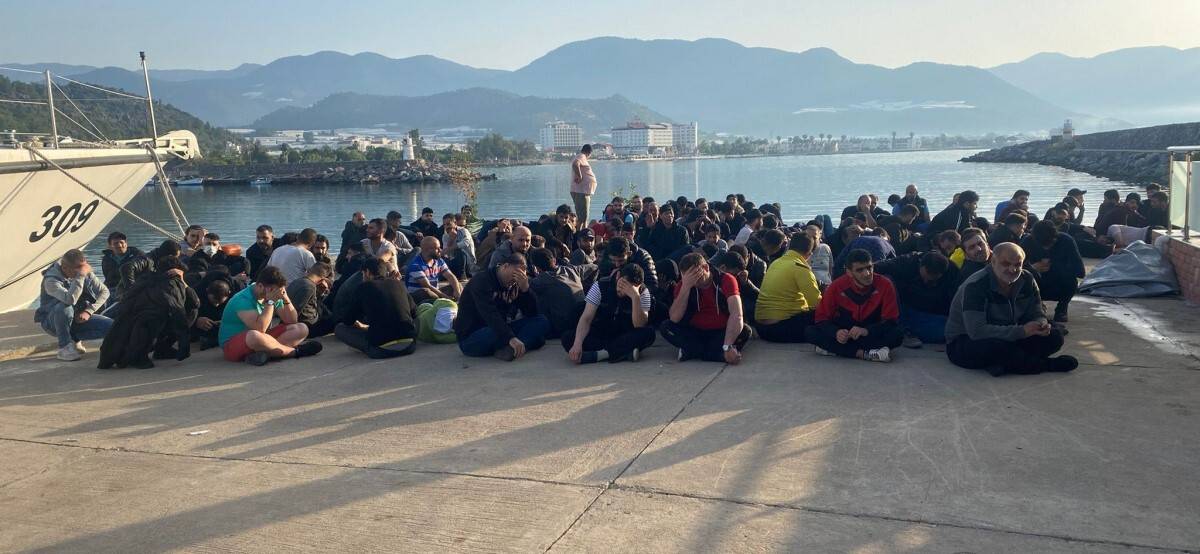 Denizde yakalanan düzensiz göçmenler karaya çıkarıldı
