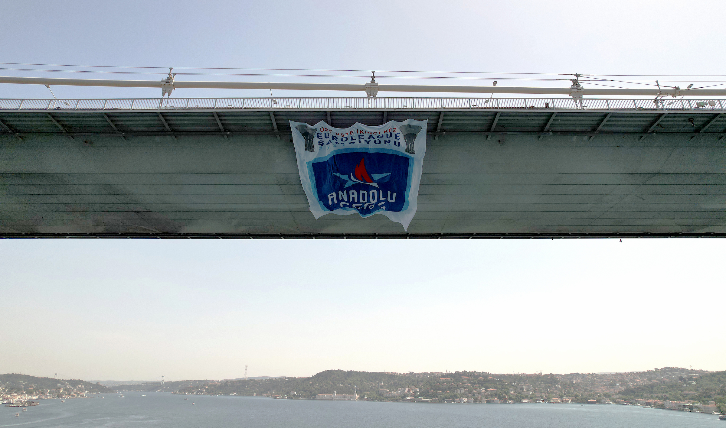 Avrupa şampiyonu Anadolu Efes'in bayrağı, boğaz köprülerine asıldı