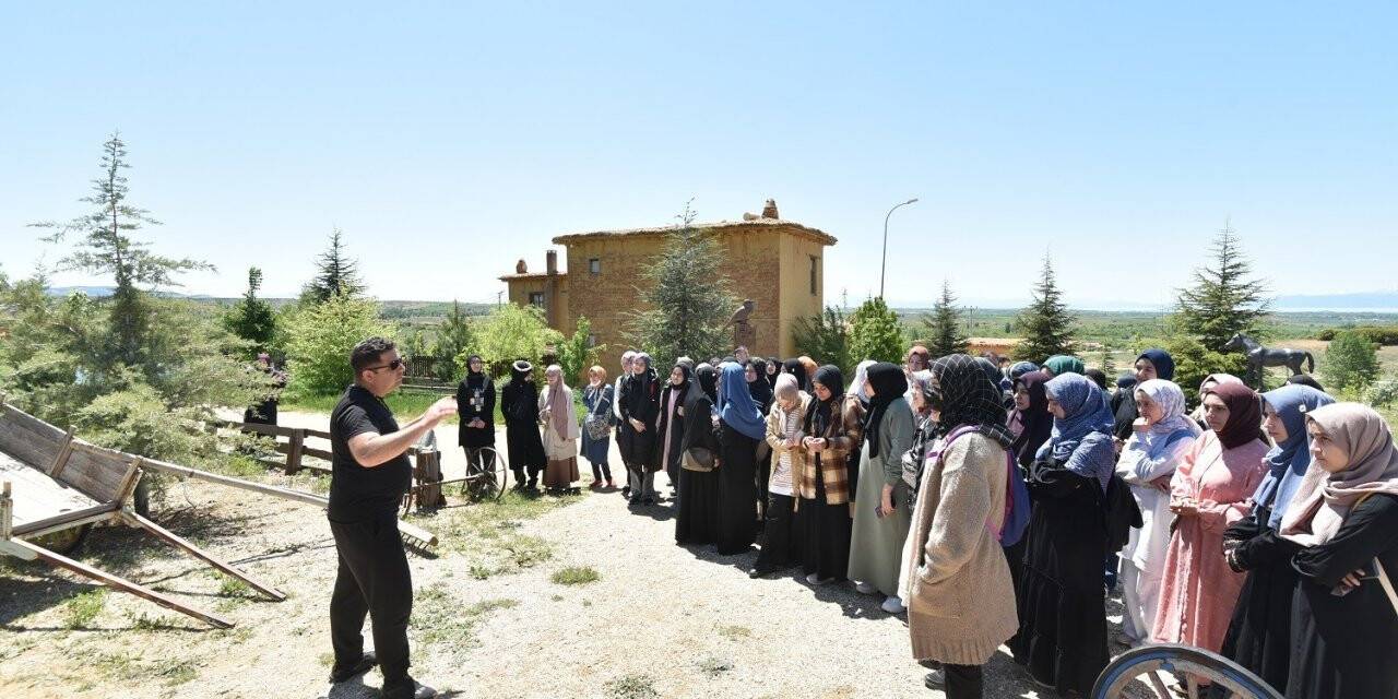 Karatay Belediyesi’nden öğrencilere kültürel gezi