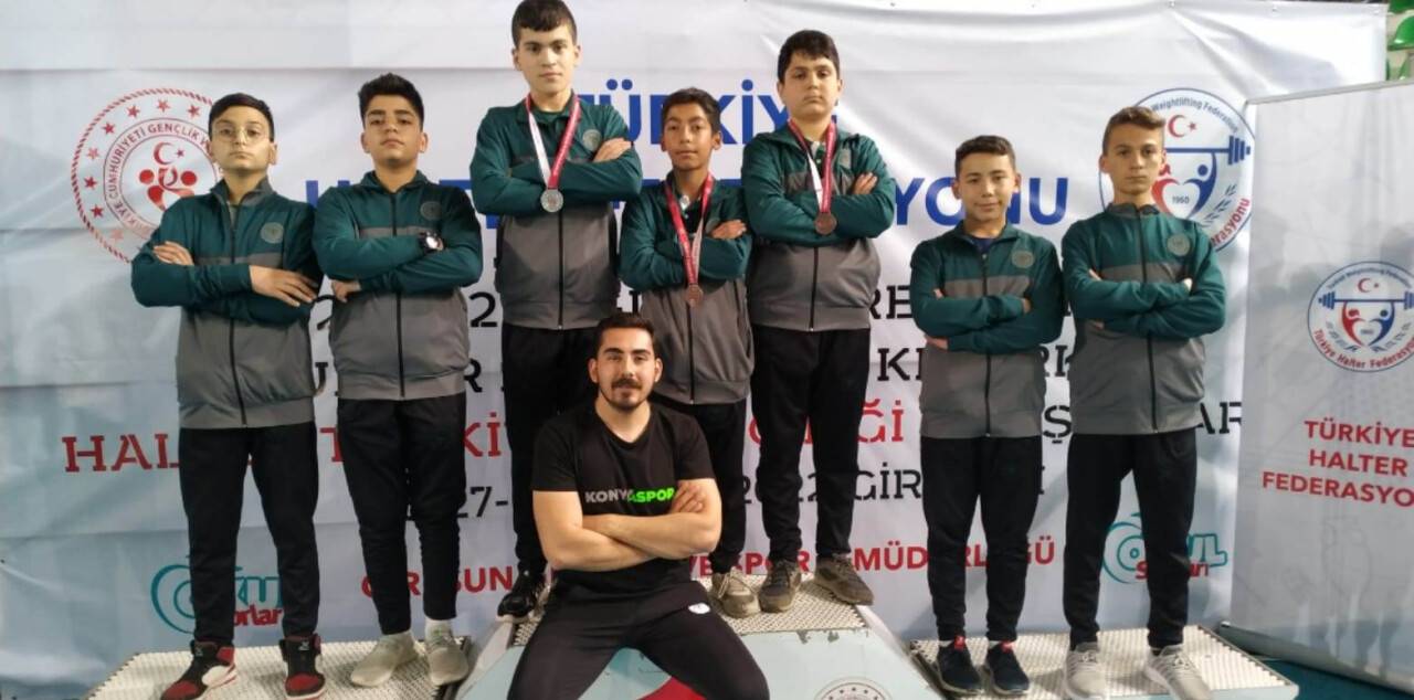 Okul sporları halterde 5 madalya