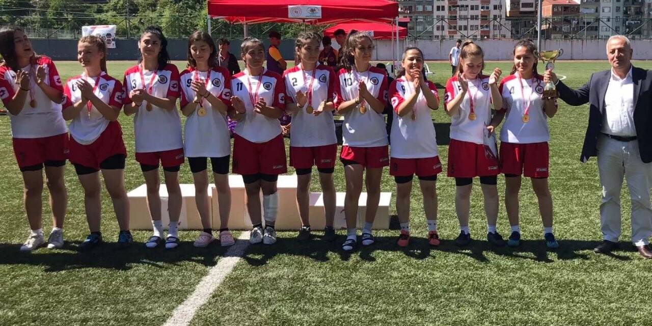 Flag futbola Konya Spor Lisesi damgası
