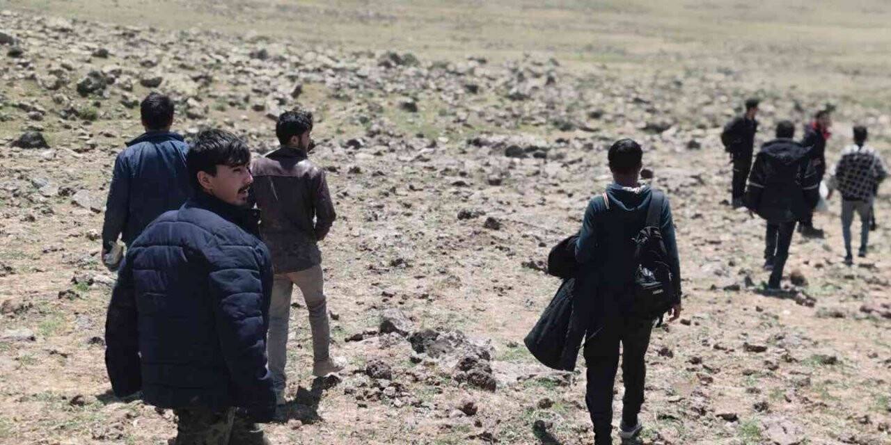 Jandarmanın dronla tespit ettiği 15 düzensiz göçmen yakalandı