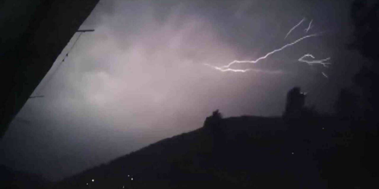 Zonguldak’ta şimşekler geceyi aydınlattı